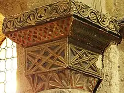 Chapiteau de l'arc d'entrée d'une absidiole