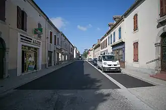 La D 835, dans le centre-ville de Maubourguet (rue du Maréchal-Joffre), en direction de Pau et de Bordeaux.