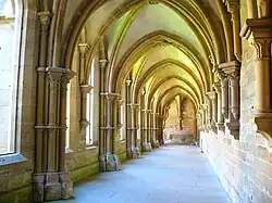 Aile du cloître longeant l'abbatiale