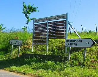 Panneaux routiers et de domaines viticoles.