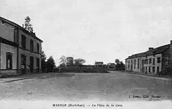 Mauron : la Place de la Gare au début du XXe&nbsp;siècle.