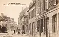 Mauron ː la Rue du Champ-de-Foire et l'Hôtel Grand Maison Lhopital au début du XXe&nbsp;siècle (carte postale).