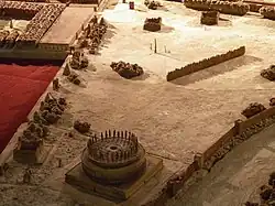 Photographie d'une partie de la maquette d'une ville antique avec un édifice circulaire.