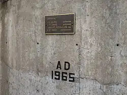 Plaque du mausolée présentant les maîtres d’œuvres