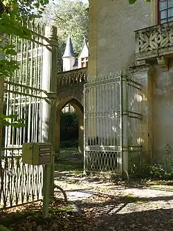 La grille d'entrée du château des Baudies.