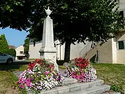 Photographie montrant le monument aux morts de Maxilly
