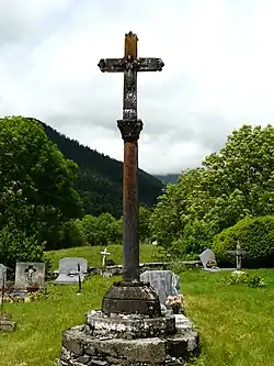 La croix principale du cimetière.