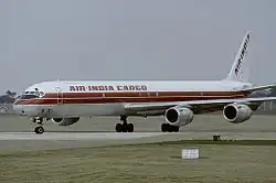 DC-8 au sol, marqué air india cargo. Dessous en aluminium nu, dessus blanc, peinture blanche au niveau des hublots. Les réacteurs ont un diamètre plus grand que les anciennes versions.