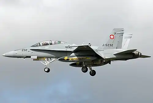 Un F/A-18D atterrissant à la Ørland Main Air Station en 2012.