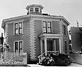 Maison en béton - la construction en «mur de gravier» de Fowler - avec l'enduit de ciment marqué pour ressembler à de la maçonnerie.  McElroy Octagon House, San Francisco, California (construite en 1861).