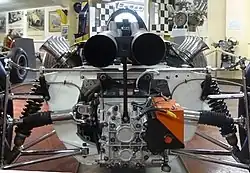 Photo de la partie arrière de la McLaren M2B, où sont apparentes la boîte de vitesses et les suspensions