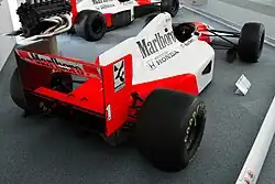 Photo en vue arrière de la McLaren MP4/7A de Senna, en exposition
