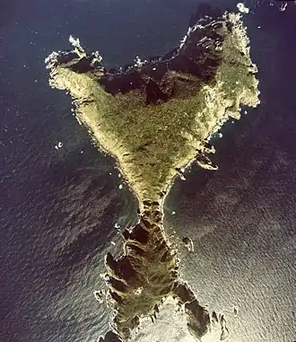 Photographie aérienne de l'île Me-shima dans les îles Danjo-guntō.