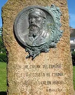 Monument à Narcisse Quellien (1912, détail), La Roche-Derrien, place du Pouliet,.