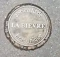 Six médaillons de ce type sont incrustés dans le trottoir entre la plaque précédente et le Boulevard de l’Hôpital.
