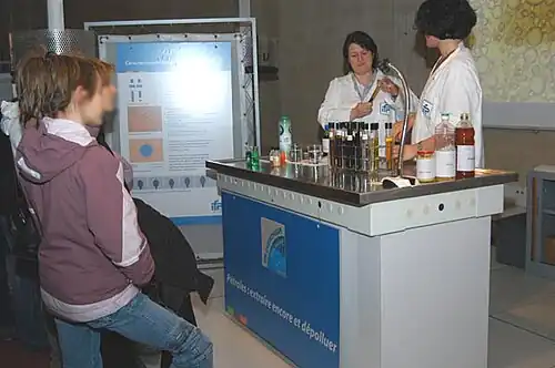 Médiateurs (au XXe&nbsp;siècle, appelés « démonstrateurs ») expliquant une expérience à des étudiants.