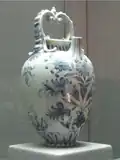 Biberon Medicis v.1585/87. Une imitation de porcelaine chinoise faite en Italie. Musée du Louvre