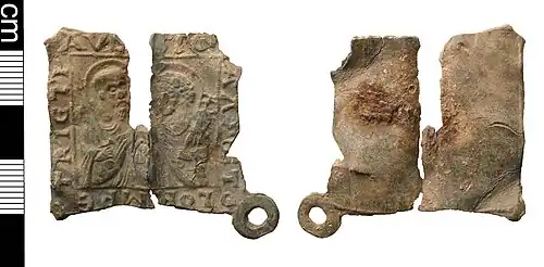 Enseigne en forme de plaque, en plomb, représentant les apôtres Pierre et Paul.