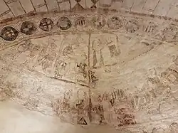 Des fresques médiévales dans la crypte.