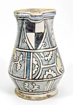 Cruche médiévale avec les armoiries de la famille Manfredi, Faenza, dernier quart du XIVe&nbsp;siècle.