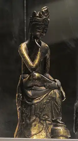 Bodhisattva en méditation. Trois Royaumes de Corée VIe&nbsp;siècle, royaume de Paekche. Bronze doré, H. 15,5&nbsp;cm.