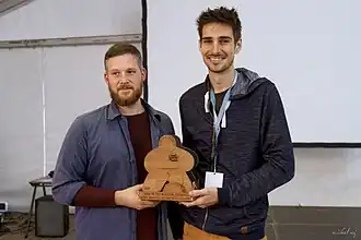 Tom Dabrowski (à gauche) et Guillaume Sanchez (à droite), lauréats du Meeple-Pis d'Or (prix du public) lors de la sixième édition du Brussels Games Festival pour leur prototype "The Last Scavenger"