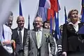 Jean-Marie Le Pen aux côtés de sa fille Marine lors d'un meeting devant l'Opéra Garnier, se tenant en pleine campagne de l'entre-deux tours de la présidentielle de 2012.