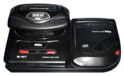 Photo d'une Mega Drive II, associée à la 32X sur le dessus et au Mega-CD à sa droite