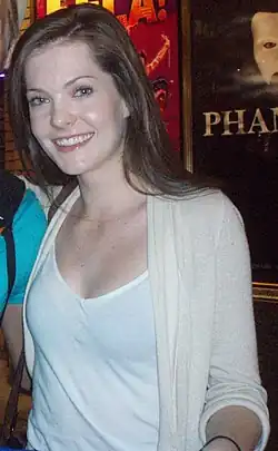 Meghann Fahy interprète Sutton.