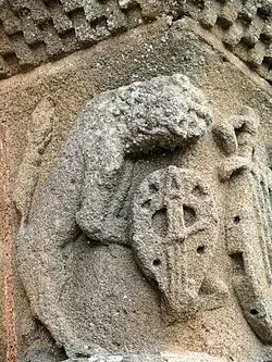 Chapiteau des animaux musiciens : lion jouant de la viole.