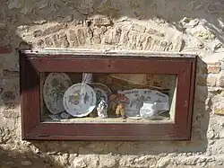 Exposition de faïences.
