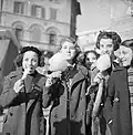 Jeunes filles consommant de la barbe à papa au marché de Noël de la Piazza Navona à Rome en Italie, en 1937 (photographie de Willem van de Poll).