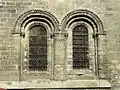 Fenêtres basses du croisillon sud, de style roman.