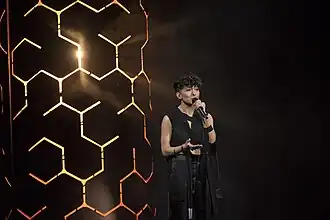 Melanie Wehbe interprétant For The Show.