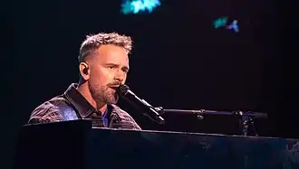 Erik Segerstedt interprétant Show Me What Love Is.