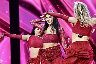 Meira Omar interprétant Hush Hush.