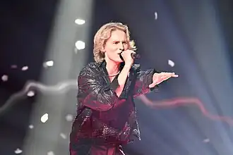 Adrian Macéus interprétant Vår första gång.