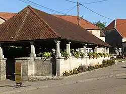 La fontaine-lavoir.