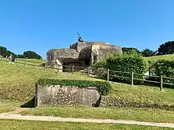 Un bunker et une pièce de DCA allemande détruite dans le fort de la cité d'Alet..