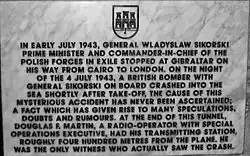 Plaque commémorative dédiée à Sikorski située à l'extrémité des Tunnels du Grand Siège (en) à Gibraltar