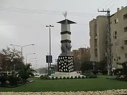 Colonne blanche et noire en pierre.
