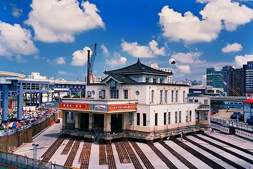 Photographie couleur du déplacement d'un bâtiment sur vérins.