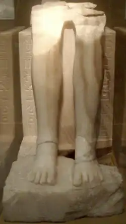 Partie inférieure d'une statue en albâtre de Mykérinos.