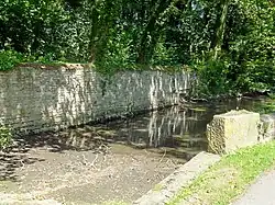 Mare-abreuvoir, rue du Moulin.