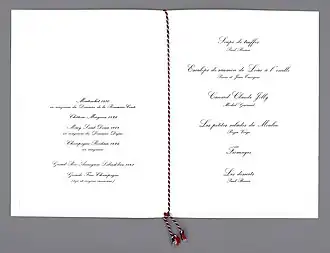 Fiche présentant le menu du 25 février 1975 : soupe de truffes, escalope de saumon, canard, salades, fromages, desserts