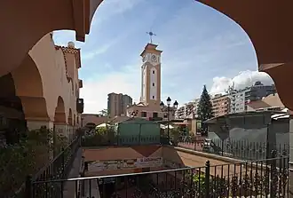 Vue de la tour depuis l'intérieur du marché.