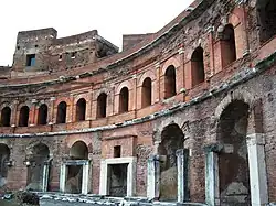 Façade des marchés de Trajan.