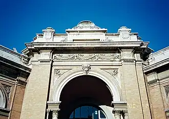 Entrée du marché couvert.
