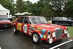 Photo d'une réplique Mercedes-Benz 300 SEL 6,8 AMG vue de trois-quarts avant.