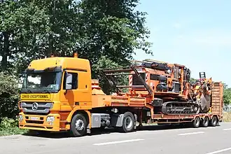 Un tracteur attelé d'une semi type porte-char à col-de-cygne, convoi exceptionnel (France).